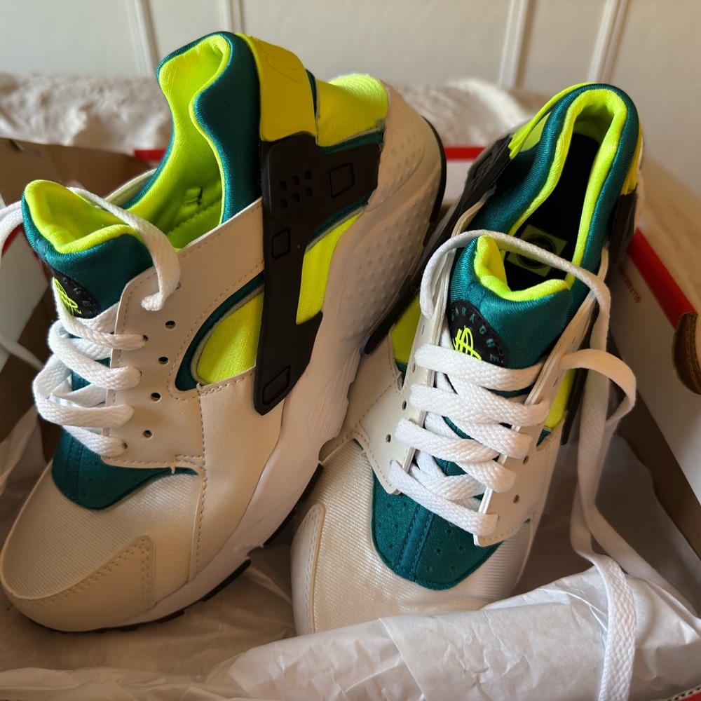 New in Box Nike Huarache kids sneakers